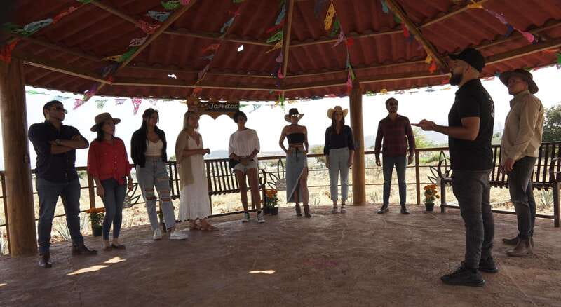 Guadalajara: Premium Tequila Tour with Tastings and Pairings - Tequila Selecto and the work behind the bottle