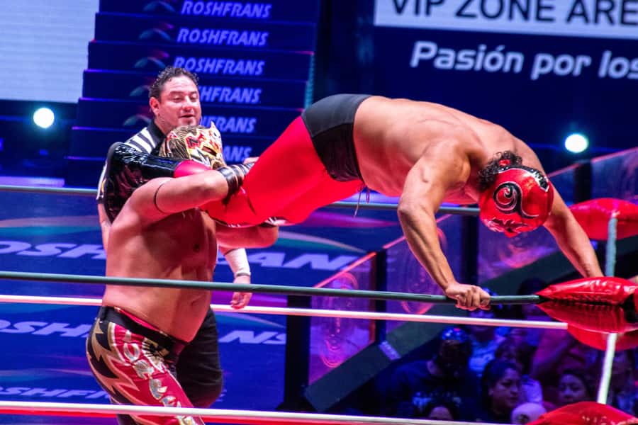 Mexico City: Mexican Lucha Libre Experience & Mezcal Tasting - Walking Mexico City’s historic center
