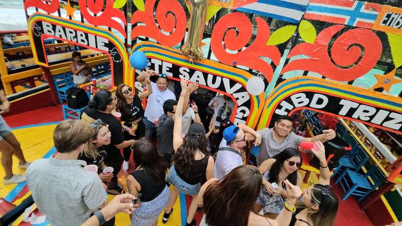 Mexico: Xochimilco Boat Party with Tequila Shots - The first hour: time to arrive, eat, and meet people
