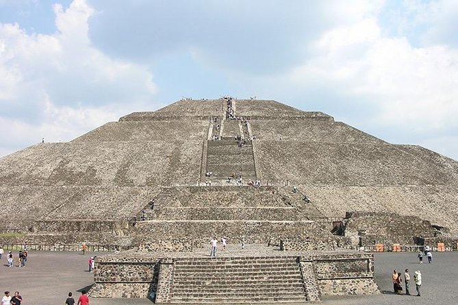 Teotihuacan and Basilica of Guadalupe with mezcal, tequila & handcrafts - Lunch: a useful extra or a source of confusion