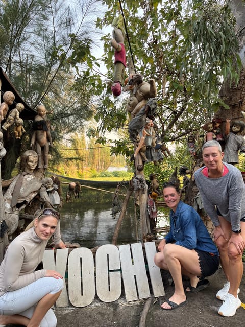Xochimilco : Island of the dolls, tequila and mezcal CDMX - Leaving a doll as an offering